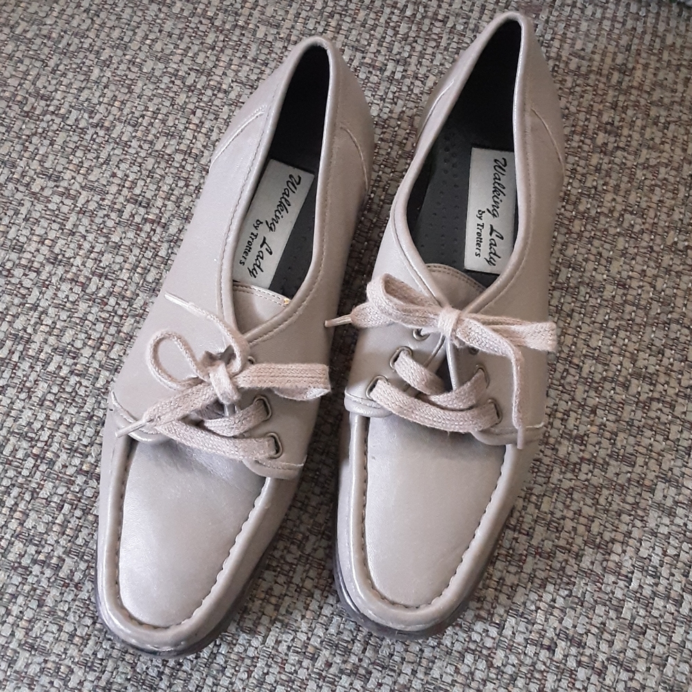 8N Walking Lady shoes